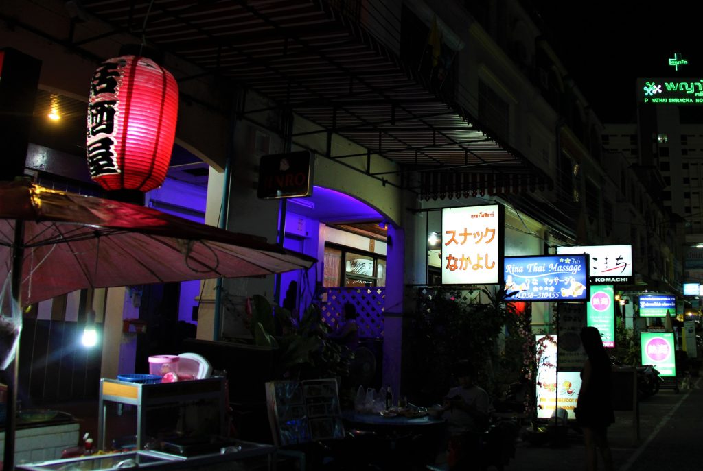 タイ　バンコク　メイドカフェ　風俗