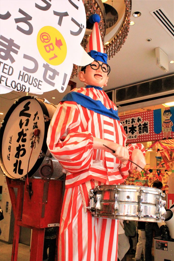 大阪　外国人　観光客　旅行　観光　観光スポット　難波八阪神社　道頓堀　梅田スカイビル　千成屋珈琲　新世界商店街　スマートボール　元祖　たこ焼き　会津屋　しあわせラーメン　花丸軒　黒門市場　お初天神　露天神社　飛田新地　鯛よし百番　大阪城　通天閣　太陽の塔　大平和祈念塔　PL教団