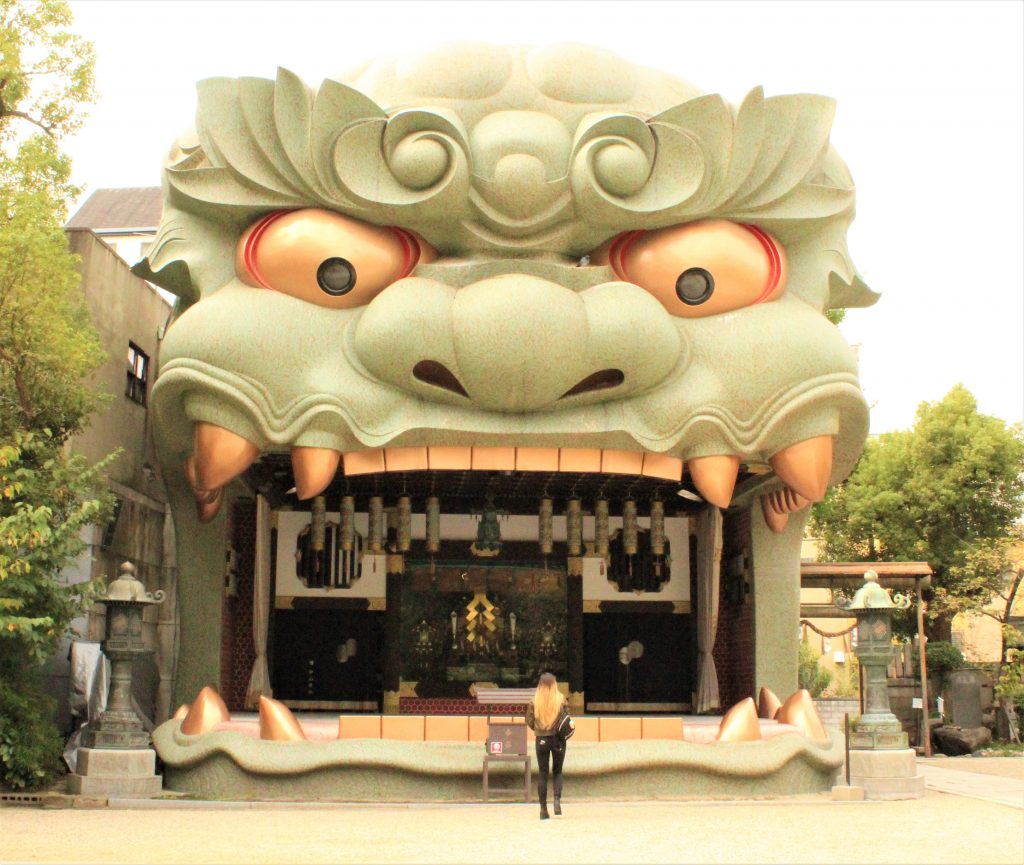 大阪　外国人　観光客　旅行　観光　観光スポット　難波八阪神社　道頓堀　梅田スカイビル　千成屋珈琲　新世界商店街　スマートボール　元祖　たこ焼き　会津屋　しあわせラーメン　花丸軒　黒門市場　お初天神　露天神社　飛田新地　鯛よし百番　大阪城　通天閣　太陽の塔　大平和祈念塔　PL教団