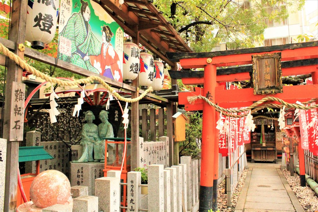 大阪　外国人　観光客　旅行　観光　観光スポット　難波八阪神社　道頓堀　梅田スカイビル　千成屋珈琲　新世界商店街　スマートボール　元祖　たこ焼き　会津屋　しあわせラーメン　花丸軒　黒門市場　お初天神　露天神社　飛田新地　鯛よし百番　大阪城　通天閣　太陽の塔　大平和祈念塔　PL教団