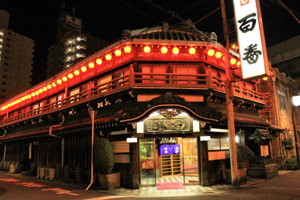 大阪　外国人　観光客　旅行　観光　観光スポット　難波八阪神社　道頓堀　梅田スカイビル　千成屋珈琲　新世界商店街　スマートボール　元祖　たこ焼き　会津屋　しあわせラーメン　花丸軒　黒門市場　お初天神　露天神社　飛田新地　鯛よし百番　大阪城　通天閣　太陽の塔　大平和祈念塔　PL教団