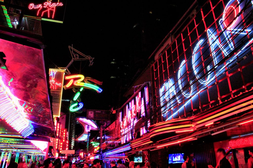 タイ　バンコク　人気　ゴーゴーバー　ソイ カウボーイ　Soi Cowboy　料金相場　特徴地図　バカラ　クレージーハウス　シャーク　コカトゥー　おすすめ　ゴーゴーバーBEST　美女　風俗　恋愛　セックス