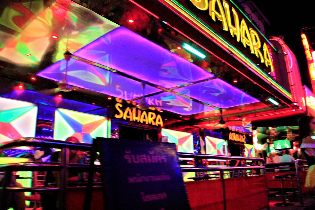 タイ　バンコク　人気　ゴーゴーバー　ソイ カウボーイ　Soi Cowboy　料金相場　特徴地図　バカラ　クレージーハウス　シャーク　コカトゥー　おすすめ　ゴーゴーバーBEST　美女　風俗　恋愛　セックス