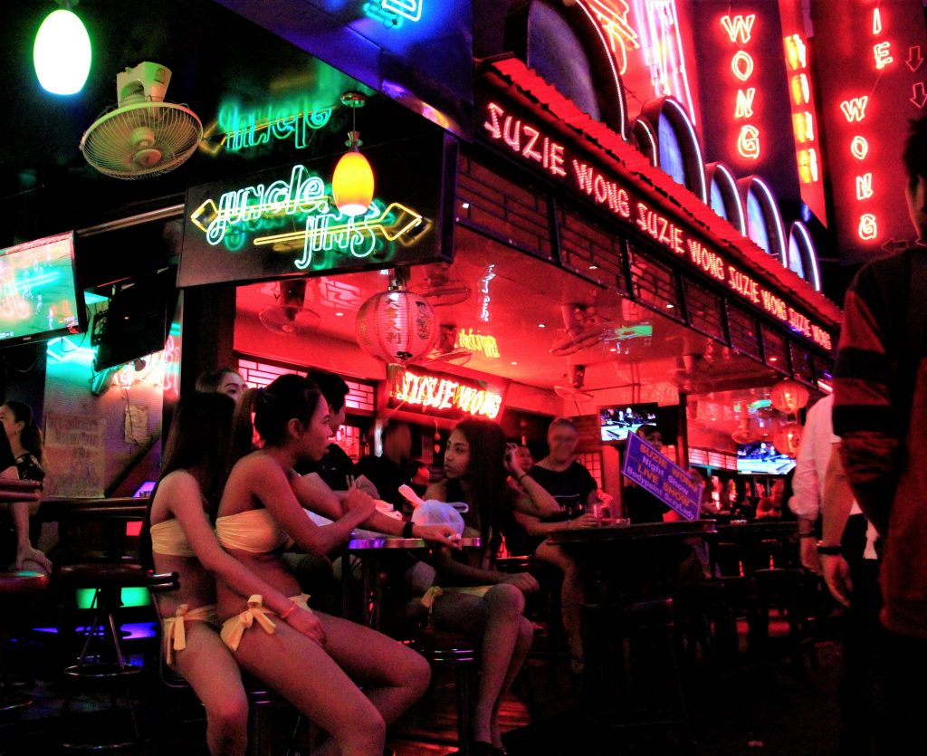 タイ　バンコク　人気　ゴーゴーバー　ソイ カウボーイ　Soi Cowboy　料金相場　特徴地図　バカラ　クレージーハウス　シャーク　コカトゥー　おすすめ　ゴーゴーバーBEST　美女　風俗　恋愛　セックス