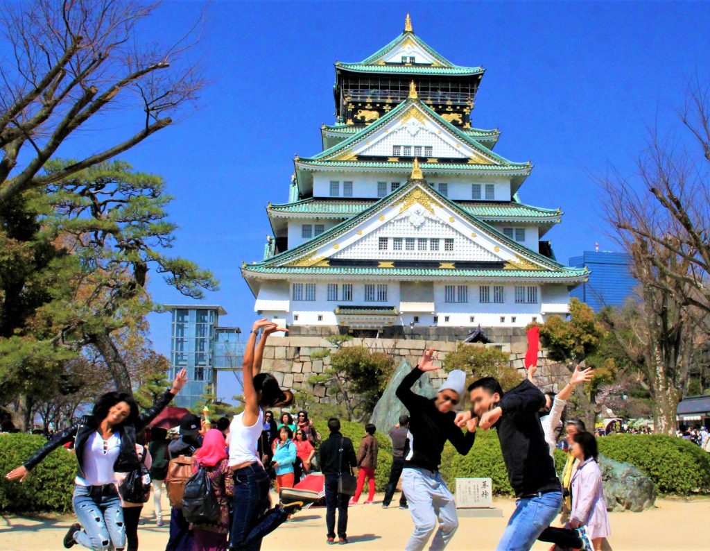 大阪　外国人　観光客　旅行　観光　観光スポット　難波八阪神社　道頓堀　梅田スカイビル　千成屋珈琲　新世界商店街　スマートボール　元祖　たこ焼き　会津屋　しあわせラーメン　花丸軒　黒門市場　お初天神　露天神社　飛田新地　鯛よし百番　大阪城　通天閣　太陽の塔　大平和祈念塔　PL教団