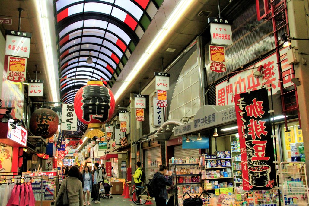 大阪　外国人　観光客　旅行　観光　観光スポット　難波八阪神社　道頓堀　梅田スカイビル　千成屋珈琲　新世界商店街　スマートボール　元祖　たこ焼き　会津屋　しあわせラーメン　花丸軒　黒門市場　お初天神　露天神社　飛田新地　鯛よし百番　大阪城　通天閣　太陽の塔　大平和祈念塔　PL教団