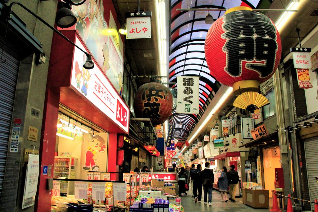 大阪　外国人　観光客　旅行　観光　観光スポット　難波八阪神社　道頓堀　梅田スカイビル　千成屋珈琲　新世界商店街　スマートボール　元祖　たこ焼き　会津屋　しあわせラーメン　花丸軒　黒門市場　お初天神　露天神社　飛田新地　鯛よし百番　大阪城　通天閣　太陽の塔　大平和祈念塔　PL教団