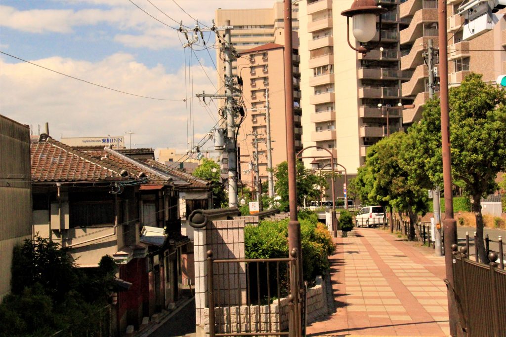 大阪　外国人　観光客　旅行　観光　観光スポット　難波八阪神社　道頓堀　梅田スカイビル　千成屋珈琲　新世界商店街　スマートボール　元祖　たこ焼き　会津屋　しあわせラーメン　花丸軒　黒門市場　お初天神　露天神社　飛田新地　鯛よし百番　大阪城　通天閣　太陽の塔　大平和祈念塔　PL教団