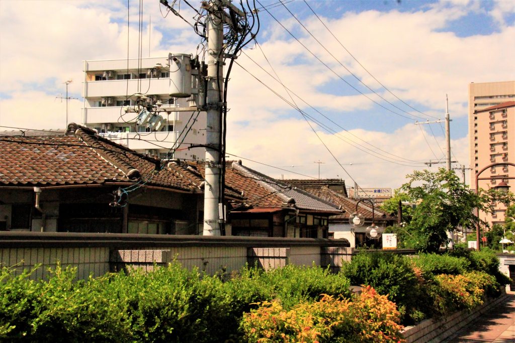 大阪　外国人　観光客　旅行　観光　観光スポット　難波八阪神社　道頓堀　梅田スカイビル　千成屋珈琲　新世界商店街　スマートボール　元祖　たこ焼き　会津屋　しあわせラーメン　花丸軒　黒門市場　お初天神　露天神社　飛田新地　鯛よし百番　大阪城　通天閣　太陽の塔　大平和祈念塔　PL教団