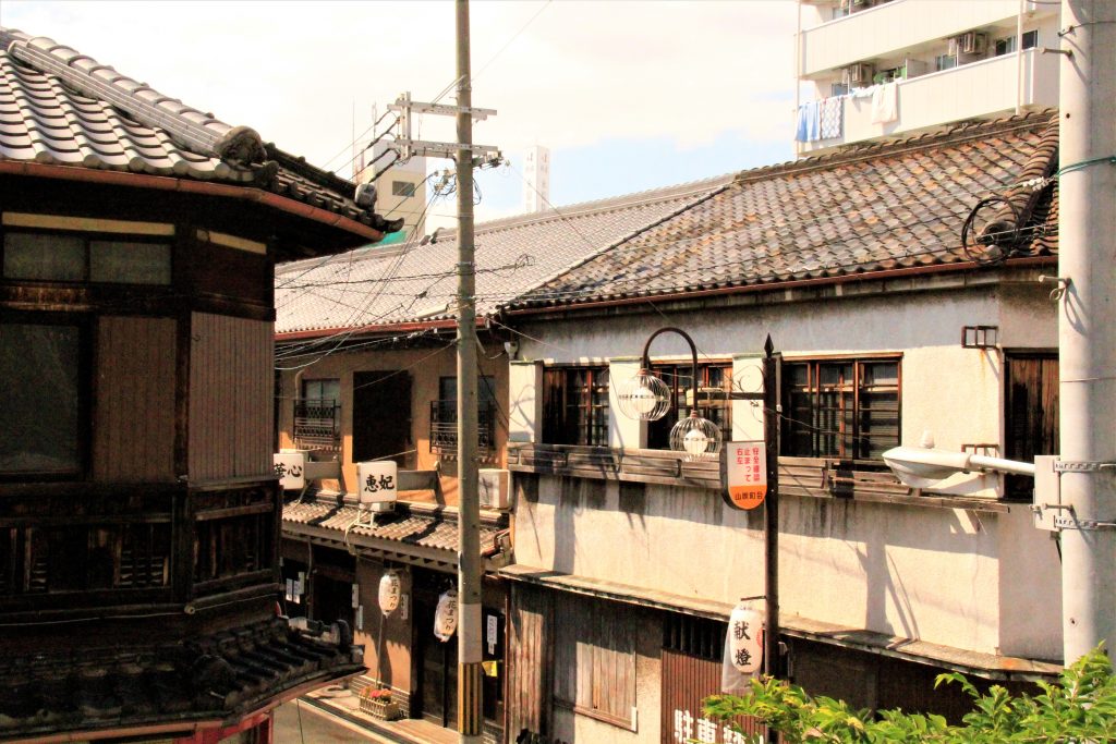 大阪　外国人　観光客　旅行　観光　観光スポット　難波八阪神社　道頓堀　梅田スカイビル　千成屋珈琲　新世界商店街　スマートボール　元祖　たこ焼き　会津屋　しあわせラーメン　花丸軒　黒門市場　お初天神　露天神社　飛田新地　鯛よし百番　大阪城　通天閣　太陽の塔　大平和祈念塔　PL教団