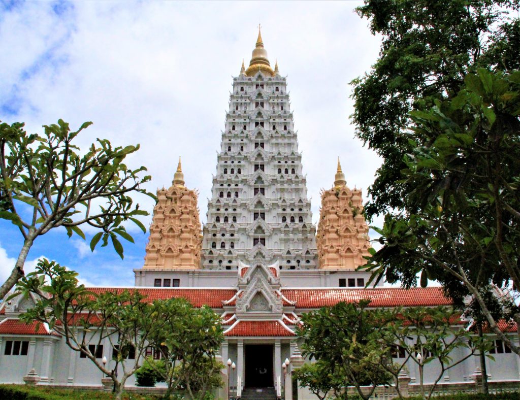 パタヤ　観光　おすすめ　迫力　超穴場　タイ　寺院　サンクチュアリ・オブ・トゥルース(Sanctuary of Truth)　 パタヤ フローティング・マーケット」（Pattaya Floating Market　 ワット・プラヤイ（Wat Phra Yai）　ワット・カオ・プラ・バート（Wat Khao Pra Bat）　ワット・ヤンサンワララーム(Wat Yansangwara Ram)　 ワット カオシーチャン(Wat Khao Chi Chan)