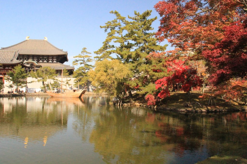 秋　奈良　観光　紅葉　名所　穴場　スポット　紅葉　時期　見ごろ　東大寺　春日大社　興福寺　二月堂　ライトアップ　大仏池　手向山八幡宮　奈良春日野国際フォーラム 甍～I・RA・KA～（奈良県新公会堂）　浮見堂　若草山　奈良公園