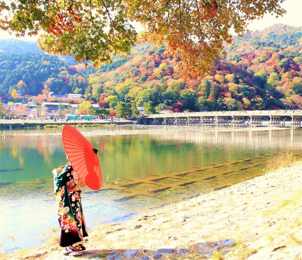 京都　紅葉　見ごろ　時期　ライトアップ　名所　穴場　ランキング　おすすめ　寺 東福寺　三千院　嵐山　化野念仏寺　愛宕念仏寺　車折神社　直指庵　清滝　錦雲渓神護寺　今熊野観音寺　寂光院　貴船神社　嵯峨鳥居本　愛宕神社　一之鳥居　野宮神社　哲学の道　