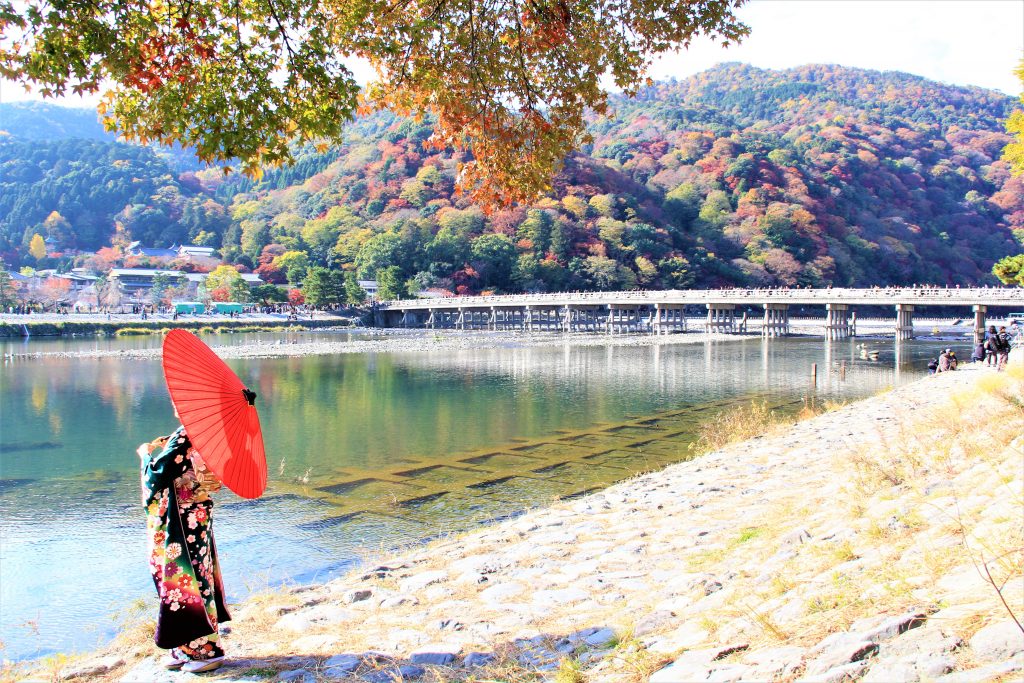 京都　紅葉　見ごろ　時期　ライトアップ　名所　穴場　ランキング　おすすめ　寺 東福寺　三千院　嵐山　化野念仏寺　愛宕念仏寺　車折神社　直指庵　清滝　錦雲渓神護寺　今熊野観音寺　寂光院　貴船神社　嵯峨鳥居本　愛宕神社　一之鳥居　野宮神社　哲学の道　