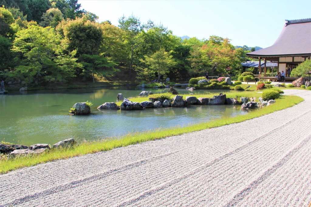 京都　嵐山　嵯峨野　散策　コース　おすすめ　観光　スポット　巡り　天龍寺　野宮神社　常寂光寺　二尊院　大覚寺　化野念仏寺　直指庵　竹林の道　トロッコ列車