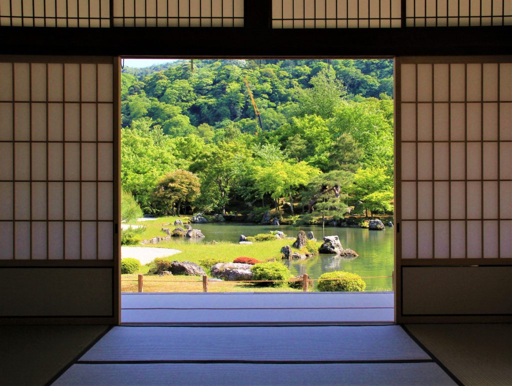 京都　嵐山　嵯峨野　散策　コース　おすすめ　観光　スポット　巡り　天龍寺　野宮神社　常寂光寺　二尊院　大覚寺　化野念仏寺　直指庵　竹林の道　トロッコ列車