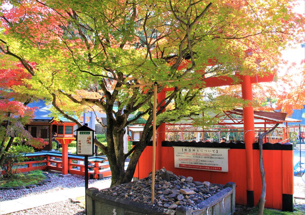 ジャニーズ　AKB48　京都　車折神社　芸能　最強　パワースポット　芸能神社　祈念神石　清めの社