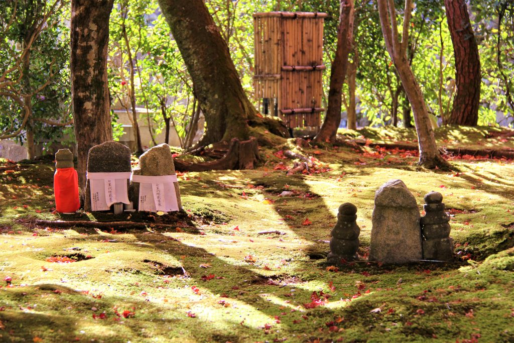 京都　観光　奥嵯峨野　紅葉　穴場　スポット　化野念仏寺（あだしのねんぶつじ）　 愛宕念仏寺（おたぎねんぶつじ）