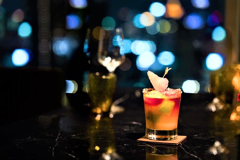 バンコク　高級　ホテル　おすすめ　アナンタラ・バンコク・サトーン　絶景　ルーフトップバー　Zoom Sky Bar 人気　穴場