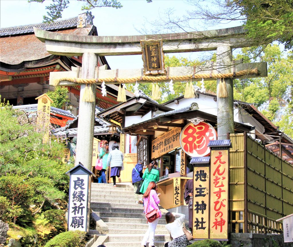 恋愛　最強　強力　パワースポット　京都　清水寺　地主神社　恋占いの石　お守り　効果　見どころ