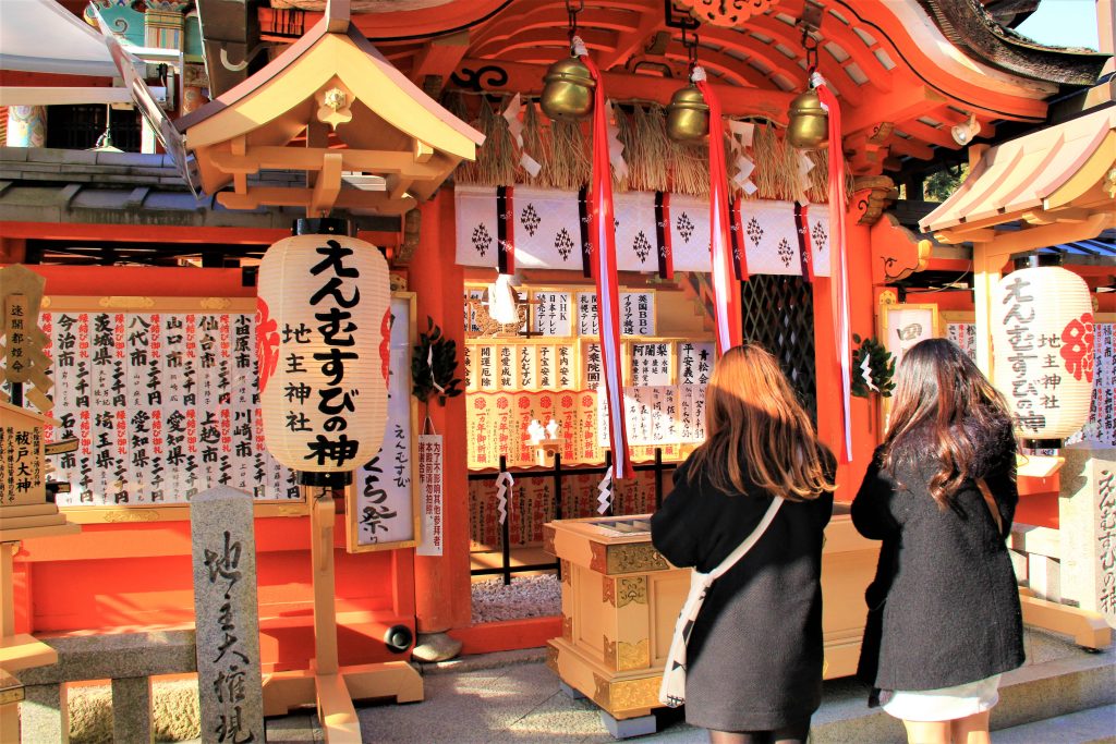 恋愛　最強　強力　パワースポット　京都　清水寺　地主神社　恋占いの石　お守り　効果　見どころ