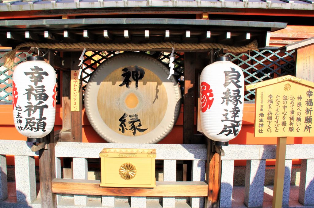 恋愛　最強　強力　パワースポット　京都　清水寺　地主神社　恋占いの石　お守り　効果　見どころ