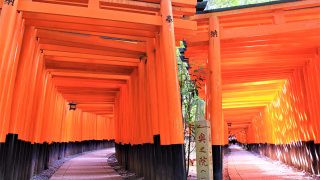 外国人　観光客　人気　初詣　京都　伏見稲荷大社　千本鳥居　見どころ